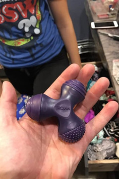 奇怪,為什麼我女友的"指尖陀螺"不會轉?網友:那是震動用的啦!