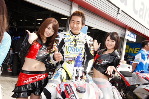 吉澤明步魅力無法擋,名車手關口大哥一臉幸福!