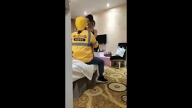 大陸瘋狂00後叫了外賣，讓妹子勾引外賣小哥一邊唱ktv一邊打砲
