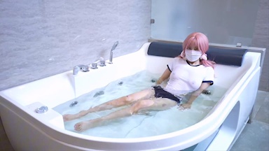 白虎在浴缸裡自慰