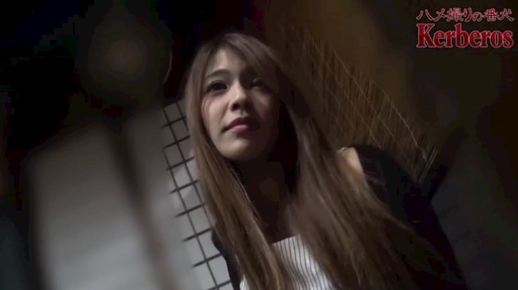 自拍人妻在居酒屋跟老公喝酒，等老公喝醉後直接在玄關內射