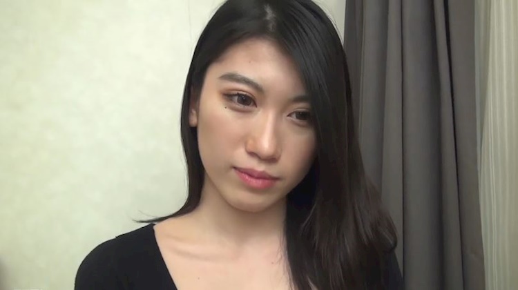 超級外拍模特兒一邊被插一邊專業的對鏡頭展現笑容